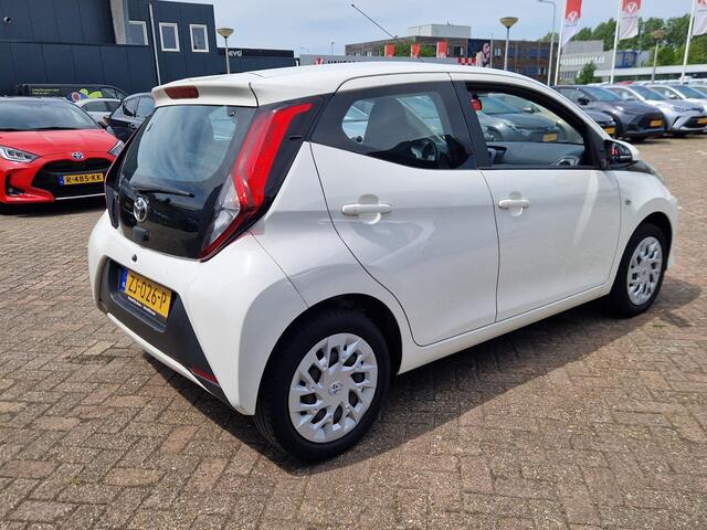Toyota AYGO 1.0 VVT-i x-play Met Navigatie Bluetooth en camera
