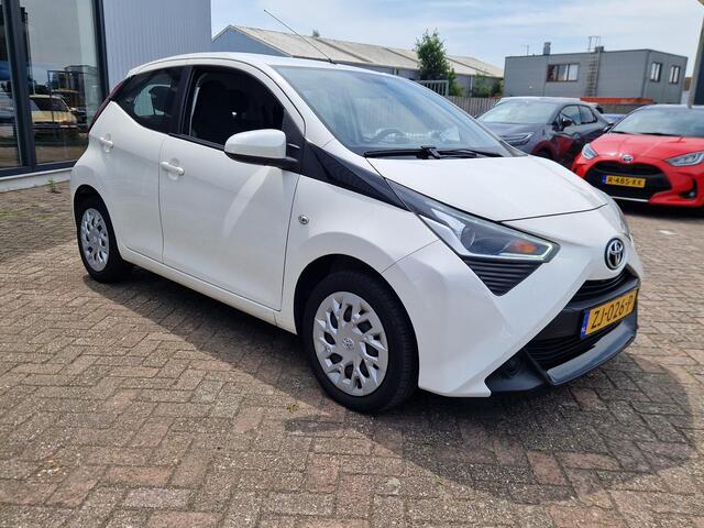 Toyota AYGO 1.0 VVT-i x-play Met Navigatie Bluetooth en camera