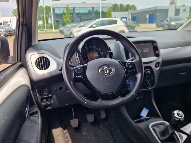 Toyota AYGO 1.0 VVT-i x-play Met Navigatie Bluetooth en camera
