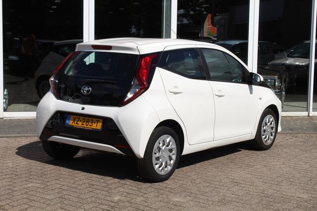 Toyota AYGO 1.0 VVT-i x-play//Navi//Camera//Carplay!