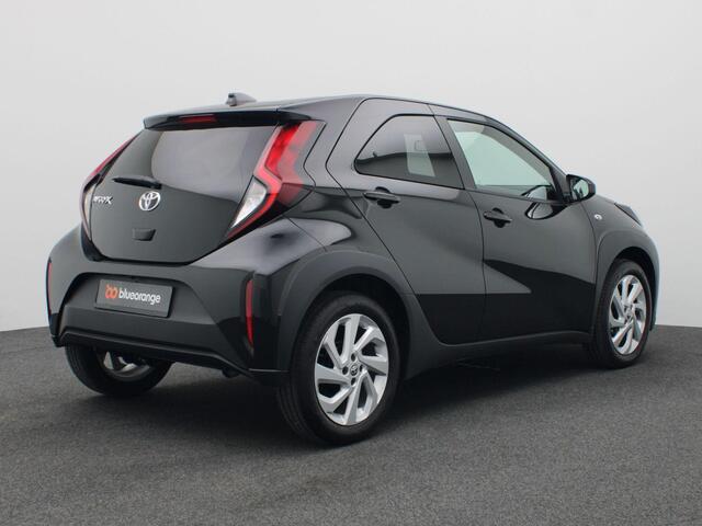 Toyota AYGO X 1.0 VVT-i MT Business 72PK Adaptieve Cruise Controle, Clima, Achteruitrijcamera, Navi via Apple Carplay/Android Auto, LED Koplampen, 17" LM Velgen