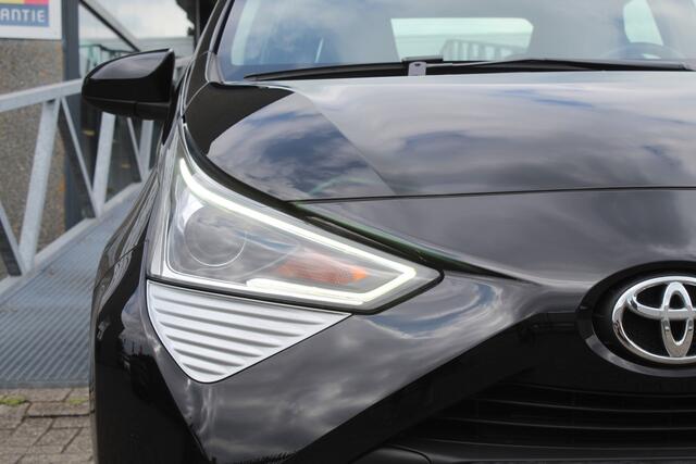 Toyota AYGO 1.0 VVT-i x-play limited Navigatie/Apple carplay/Airco/Bluetooth/Toerenteller/Multifunctioneel stuurwiel/LED koplampen/Elektrisch verstelbare spiegels/Elektrische ramen.