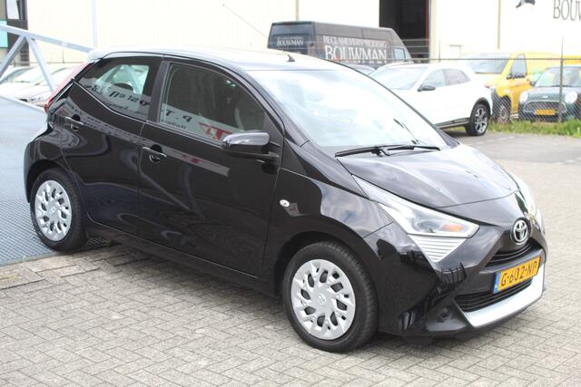 Toyota AYGO 1.0 VVT-i x-play limited Navigatie/Apple carplay/Airco/Bluetooth/Toerenteller/Multifunctioneel stuurwiel/LED koplampen/Elektrisch verstelbare spiegels/Elektrische ramen.