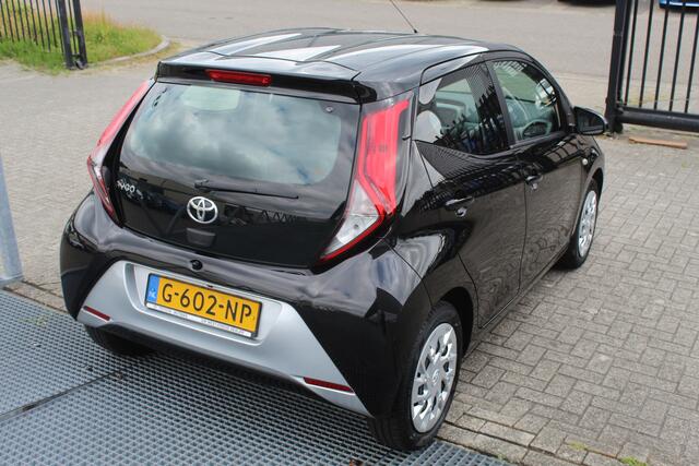 Toyota AYGO 1.0 VVT-i x-play limited Navigatie/Apple carplay/Airco/Bluetooth/Toerenteller/Multifunctioneel stuurwiel/LED koplampen/Elektrisch verstelbare spiegels/Elektrische ramen.