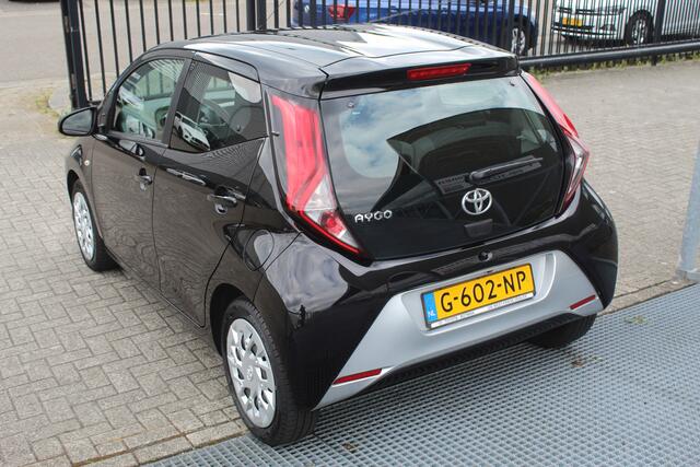 Toyota AYGO 1.0 VVT-i x-play limited Navigatie/Apple carplay/Airco/Bluetooth/Toerenteller/Multifunctioneel stuurwiel/LED koplampen/Elektrisch verstelbare spiegels/Elektrische ramen.