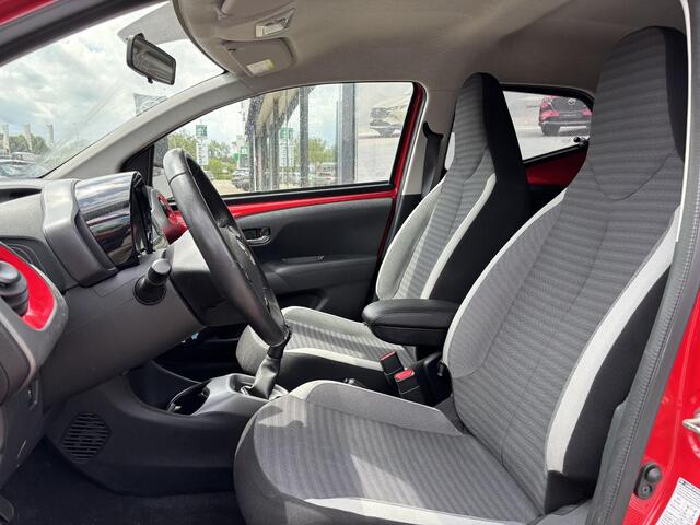 Toyota AYGO 1.0 VVT-i x-joy , Trekhaak, Clima, Camera, Apple Carplay, Bluetooth, LMV 15 Inch, Armsteun, Elek.Ramen
