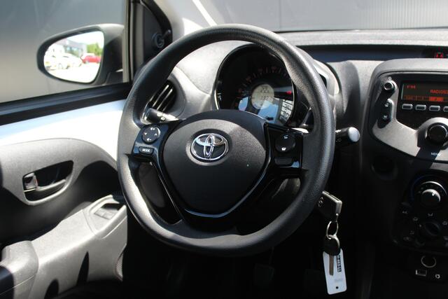 Toyota AYGO 1.0 VVT-i x | Incl. 12 maanden garantie | 5-deurs | Airco | Bluetooth | Elektrische ramen voor | Stuurwiel multifunctioneel