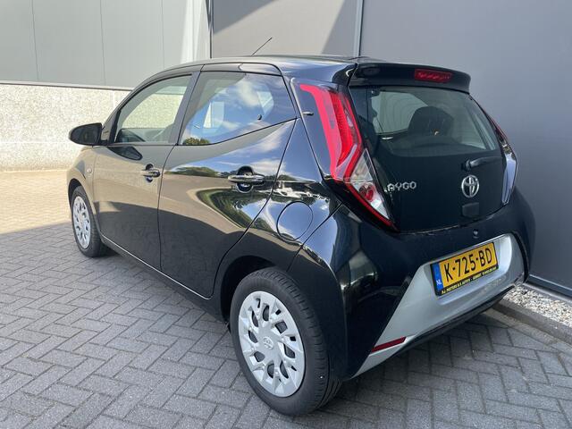 Toyota AYGO 1.0 VVT-i x-play Achteruitrijcamera - Airco - Cruise control - Bluetooth - Multifunctioneel stuurwiel