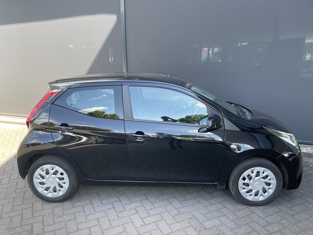 Toyota AYGO 1.0 VVT-i x-play Achteruitrijcamera - Airco - Cruise control - Bluetooth - Multifunctioneel stuurwiel