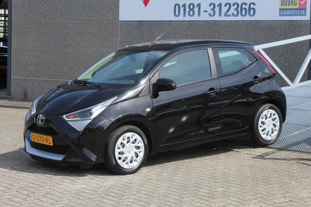 Toyota AYGO 1.0 VVT-i x-play limited Navigatie/Achteruitrijcamera/Apple carplay/Airco/Bluetooth/Toerenteller/Multifunctioneel stuurwiel/LED koplampen/Elektrisch verstelbare spiegels/Elektrische ramen.