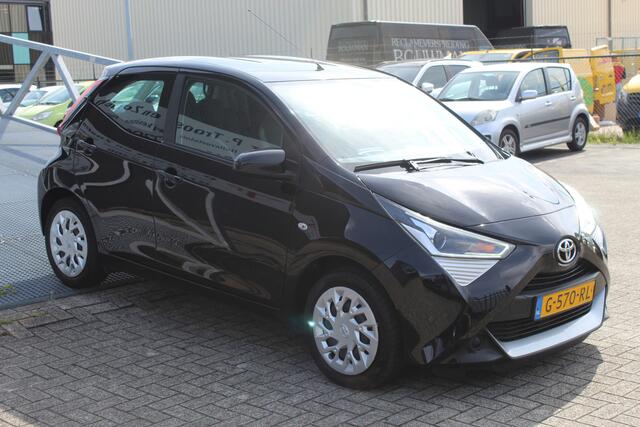 Toyota AYGO 1.0 VVT-i x-play limited Navigatie/Achteruitrijcamera/Apple carplay/Airco/Bluetooth/Toerenteller/Multifunctioneel stuurwiel/LED koplampen/Elektrisch verstelbare spiegels/Elektrische ramen.