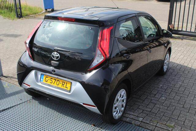 Toyota AYGO 1.0 VVT-i x-play limited Navigatie/Achteruitrijcamera/Apple carplay/Airco/Bluetooth/Toerenteller/Multifunctioneel stuurwiel/LED koplampen/Elektrisch verstelbare spiegels/Elektrische ramen.