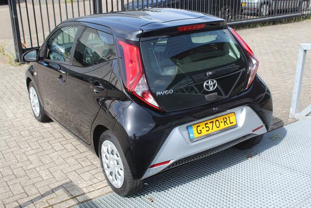 Toyota AYGO 1.0 VVT-i x-play limited Navigatie/Achteruitrijcamera/Apple carplay/Airco/Bluetooth/Toerenteller/Multifunctioneel stuurwiel/LED koplampen/Elektrisch verstelbare spiegels/Elektrische ramen.