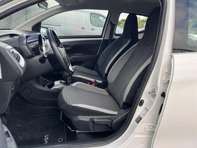 Toyota AYGO 1.0 VVT-i x-play **APPLE CARPLAY/ PARKEERCAMERA/ 36 MAANDEN GARANTIE**