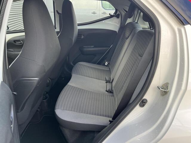 Toyota AYGO 1.0 VVT-i x-play **APPLE CARPLAY/ PARKEERCAMERA/ 36 MAANDEN GARANTIE**