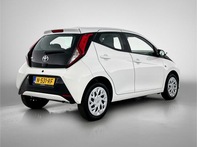 Toyota AYGO 1.0 VVT-i x-play | weinig km | dealer onderhouden | Apple carplay-Android auto| Airco |
