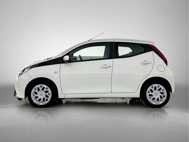 Toyota AYGO 1.0 VVT-i x-play | weinig km | dealer onderhouden | Apple carplay-Android auto| Airco |
