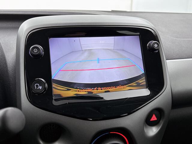 Toyota AYGO 1.0 VVT-i x-play | weinig km | dealer onderhouden | Apple carplay-Android auto| Airco |