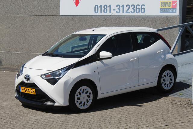 Toyota AYGO 1.0 VVT-i x-play *Automaat*Airco/Apple carplay/Achteruitrijcamera/Toerenteller/Elektrische ramen/Elektrisch verstelbare spiegels.