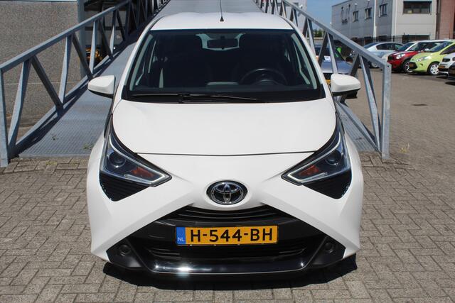 Toyota AYGO 1.0 VVT-i x-play *Automaat*Airco/Apple carplay/Achteruitrijcamera/Toerenteller/Elektrische ramen/Elektrisch verstelbare spiegels.