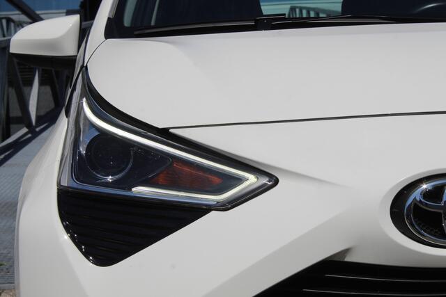 Toyota AYGO 1.0 VVT-i x-play *Automaat*Airco/Apple carplay/Achteruitrijcamera/Toerenteller/Elektrische ramen/Elektrisch verstelbare spiegels.