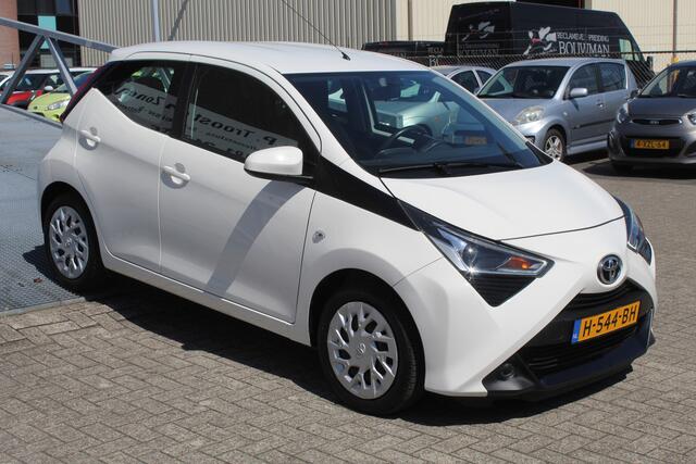 Toyota AYGO 1.0 VVT-i x-play *Automaat*Airco/Apple carplay/Achteruitrijcamera/Toerenteller/Elektrische ramen/Elektrisch verstelbare spiegels.