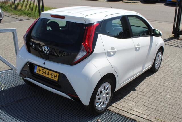 Toyota AYGO 1.0 VVT-i x-play *Automaat*Airco/Apple carplay/Achteruitrijcamera/Toerenteller/Elektrische ramen/Elektrisch verstelbare spiegels.