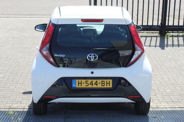 Toyota AYGO 1.0 VVT-i x-play *Automaat*Airco/Apple carplay/Achteruitrijcamera/Toerenteller/Elektrische ramen/Elektrisch verstelbare spiegels.