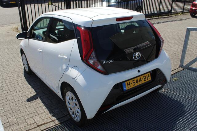 Toyota AYGO 1.0 VVT-i x-play *Automaat*Airco/Apple carplay/Achteruitrijcamera/Toerenteller/Elektrische ramen/Elektrisch verstelbare spiegels.