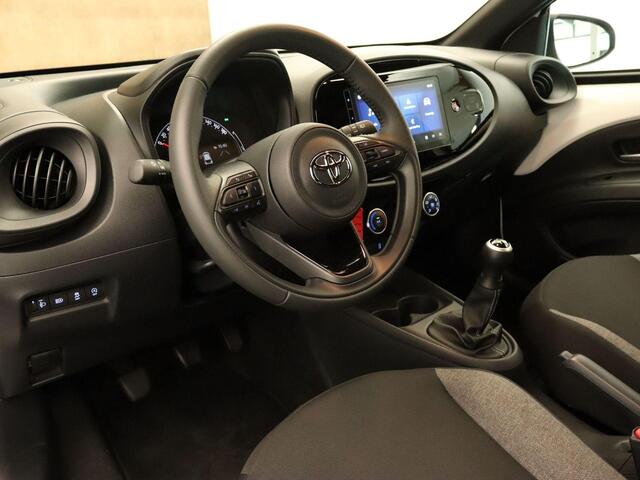 Toyota AYGO X 1.0 VVT-i MT Play - ORIGINEEL NEDERLANDSE AUTO - AIRCO - ADAPTIEVE CRUISE CONTROL - ACHTERUITRIJCAMERA - BLUETOOTH - LICHTSENSOR - DAB RADIO