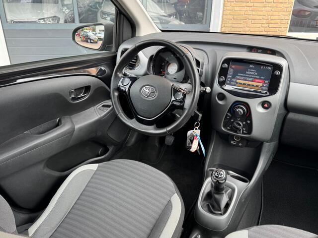 Toyota AYGO 1.0 VVT-I X-PLAY LIMITED 5-DRS AIRCO/NAVI/LED/CAMERA/NL-AUTO/1E EIG.