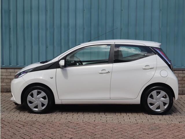 Toyota AYGO 1.0 VVT-i x-nav | LAGE KM-STAND | NAVI | CAMERA | AIRCO |