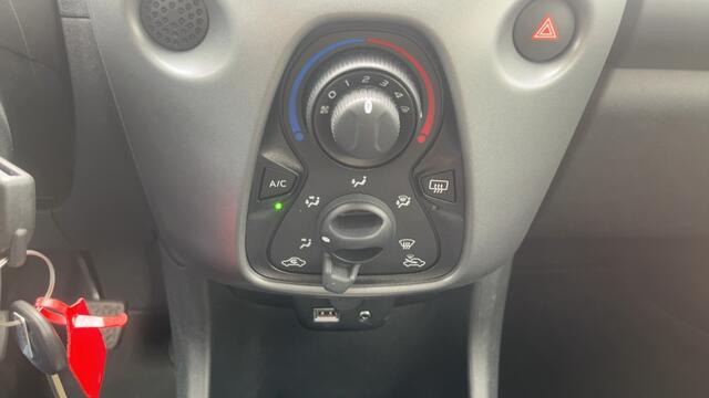Toyota AYGO 1.0 VVT-i x-play AC, audio, Camera