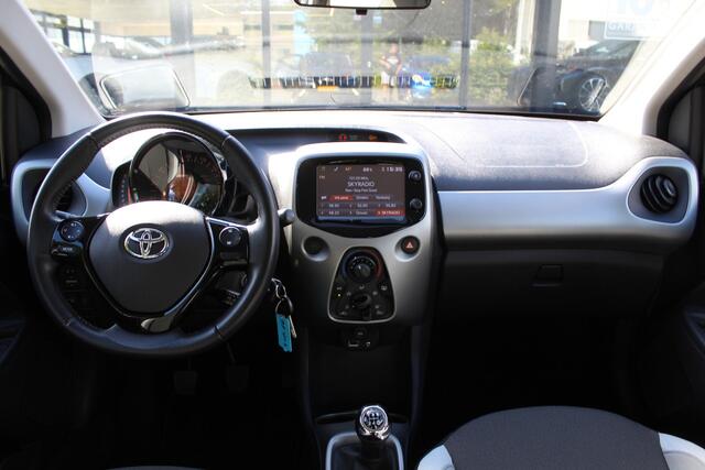 Toyota AYGO 1.0 VVT-i x-play | Rijklaar | Navi | Airco | Camera | N.A.P. | 1e Eigenaar