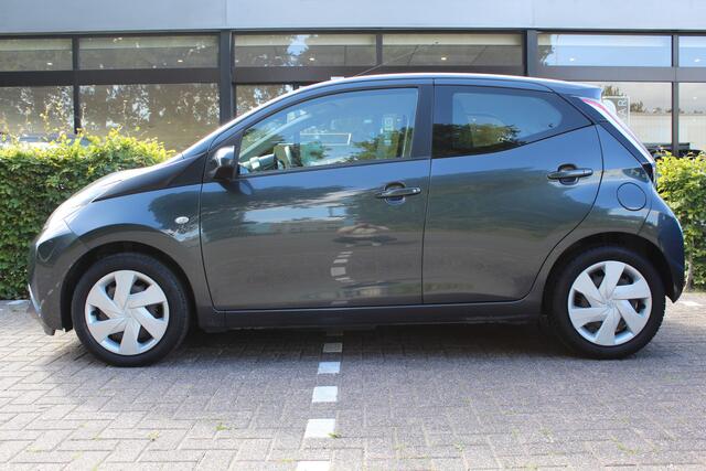 Toyota AYGO 1.0 VVT-i x-play | Rijklaar | Navi | Airco | Camera | N.A.P. | 1e Eigenaar