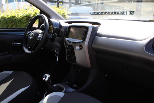 Toyota AYGO 1.0 VVT-i x-play | Rijklaar | Navi | Airco | Camera | N.A.P. | 1e Eigenaar