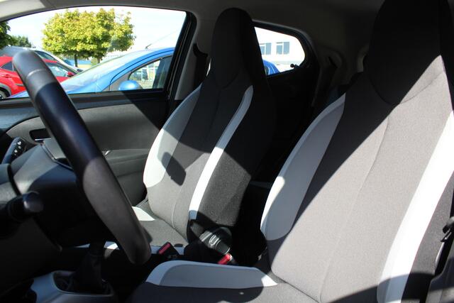 Toyota AYGO 1.0 VVT-i x-play | Rijklaar | Navi | Airco | Camera | N.A.P. | 1e Eigenaar