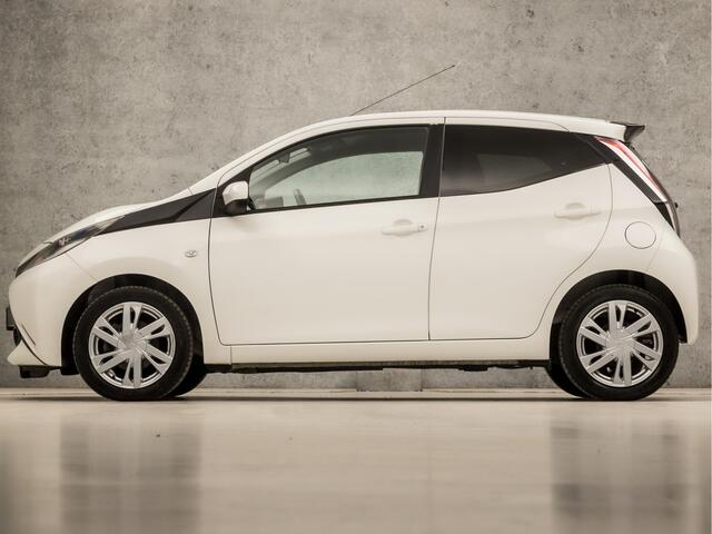 Toyota AYGO 1.0 VVT-i x-sport (APPLE CARPLAY, NAVIGATIE, CAMERA, SPORTSTOELEN, GETINT GLAS, CRUISE, LM VELGEN, ELEK RAMEN, NIEUWE APK, NIEUWSTAAT)
