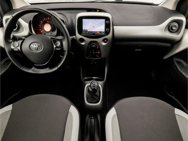 Toyota AYGO 1.0 VVT-i x-sport (APPLE CARPLAY, NAVIGATIE, CAMERA, SPORTSTOELEN, GETINT GLAS, CRUISE, LM VELGEN, ELEK RAMEN, NIEUWE APK, NIEUWSTAAT)