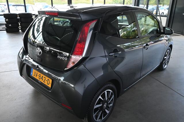 Toyota AYGO 1.0 VVT-i x-play 5-deurs Airco Elektrisch pakket Dakdragers Achteruitrijcamera Multimediascherm Lichtmetaal 100% Onderhouden Inruil Mogelijk!