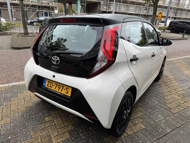 Toyota AYGO 1.0 VVT-i x-fun NAP | 1e Eigenaar | Airco | Carbon | Uniek | Led | Bluetooth | Dealeronderhouden |