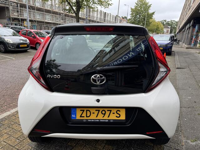 Toyota AYGO 1.0 VVT-i x-fun NAP | 1e Eigenaar | Airco | Carbon | Uniek | Led | Bluetooth | Dealeronderhouden |