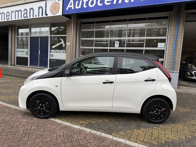 Toyota AYGO 1.0 VVT-i x-fun NAP | 1e Eigenaar | Airco | Carbon | Uniek | Led | Bluetooth | Dealeronderhouden |