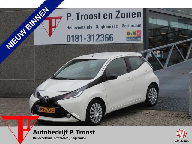 Toyota AYGO 1.0 VVT-i x-play Navigatie/Apple carplay/Airco/Achteruitrijcamera/Toerenteller/Elektrische ramen/Elektrisch verstelbare spiegels.
