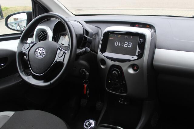 Toyota AYGO 1.0 VVT-i x-play Navigatie/Apple carplay/Airco/Achteruitrijcamera/Toerenteller/Elektrische ramen/Elektrisch verstelbare spiegels.