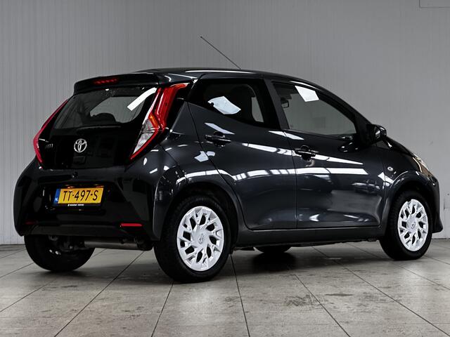 Toyota AYGO 1.0 VVT-i x-play/ Camera/ NAVI!/ Airco/ C.V. Afstand/ Elek. pakket/ Isofix/ Bluetooth/ Multi. LEDER. Stuur/ LED Dagrijverl.
