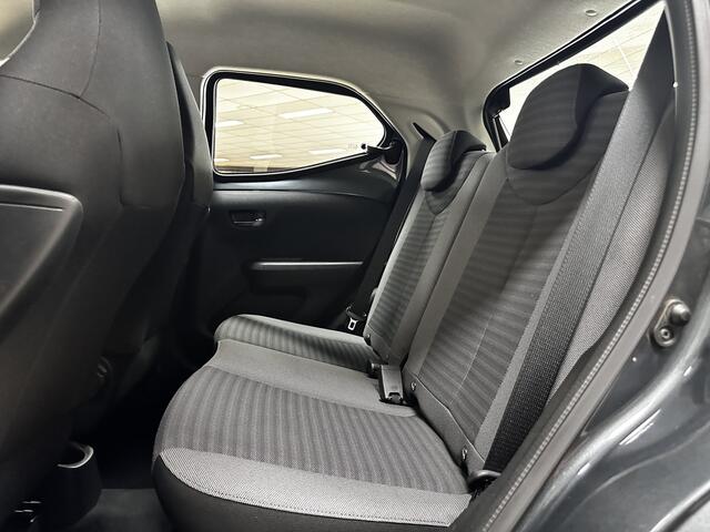 Toyota AYGO 1.0 VVT-i x-play/ Camera/ NAVI!/ Airco/ C.V. Afstand/ Elek. pakket/ Isofix/ Bluetooth/ Multi. LEDER. Stuur/ LED Dagrijverl.