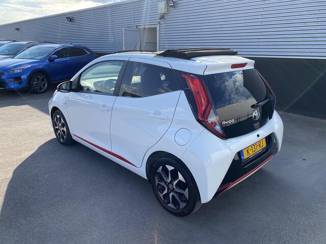 Toyota AYGO 1.0 VVT-i x-joy cabrio Sportieve auto met rode accenten en een Cabriodak! Airconditioning, achteruitrij camera, Apple Carplay/Android Auto, start/stop systeem