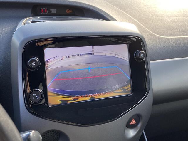 Toyota AYGO 1.0 VVT-i x-joy cabrio Sportieve auto met rode accenten en een Cabriodak! Airconditioning, achteruitrij camera, Apple Carplay/Android Auto, start/stop systeem