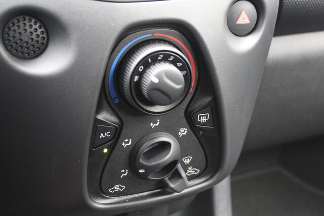 Toyota AYGO 1.0 VVT-i x-Fun 5-Deurs | Rijklaar | 4700km NAP! | Airco | El.Pakket | Dealer onderhouden | NL-auto | All-season